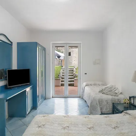 Al Mare Famiglia Calise Holiday home *